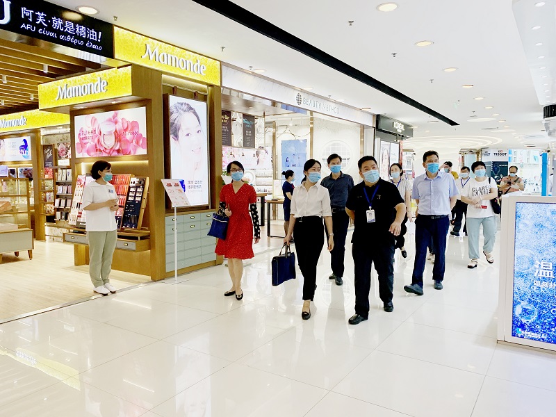 興寧區(qū)副區(qū)長(zhǎng)陸穎在南寧百貨朝陽店賣場(chǎng)進(jìn)行創(chuàng)城實(shí)地檢查_副本.jpg