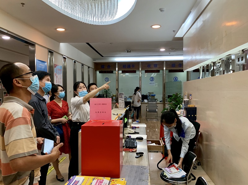 興寧區(qū)副區(qū)長(zhǎng)陸穎在南寧百貨朝陽店服務(wù)總臺(tái)進(jìn)行創(chuàng)城實(shí)地檢查.jpg