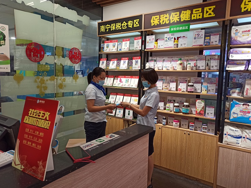 2.黨員為租賃商戶派發(fā)創(chuàng)城宣傳手冊.jpg
